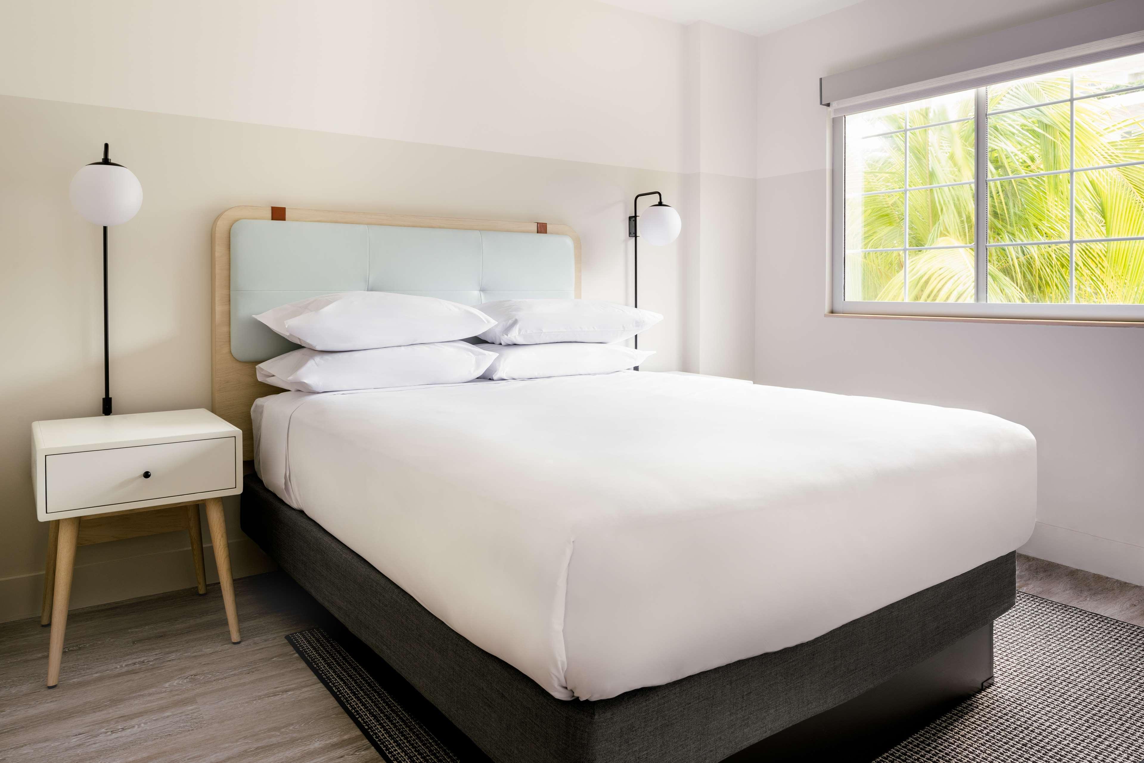 Hampton By Hilton Grand Cayman Seven Mile Beach Джордж Таун Екстериор снимка