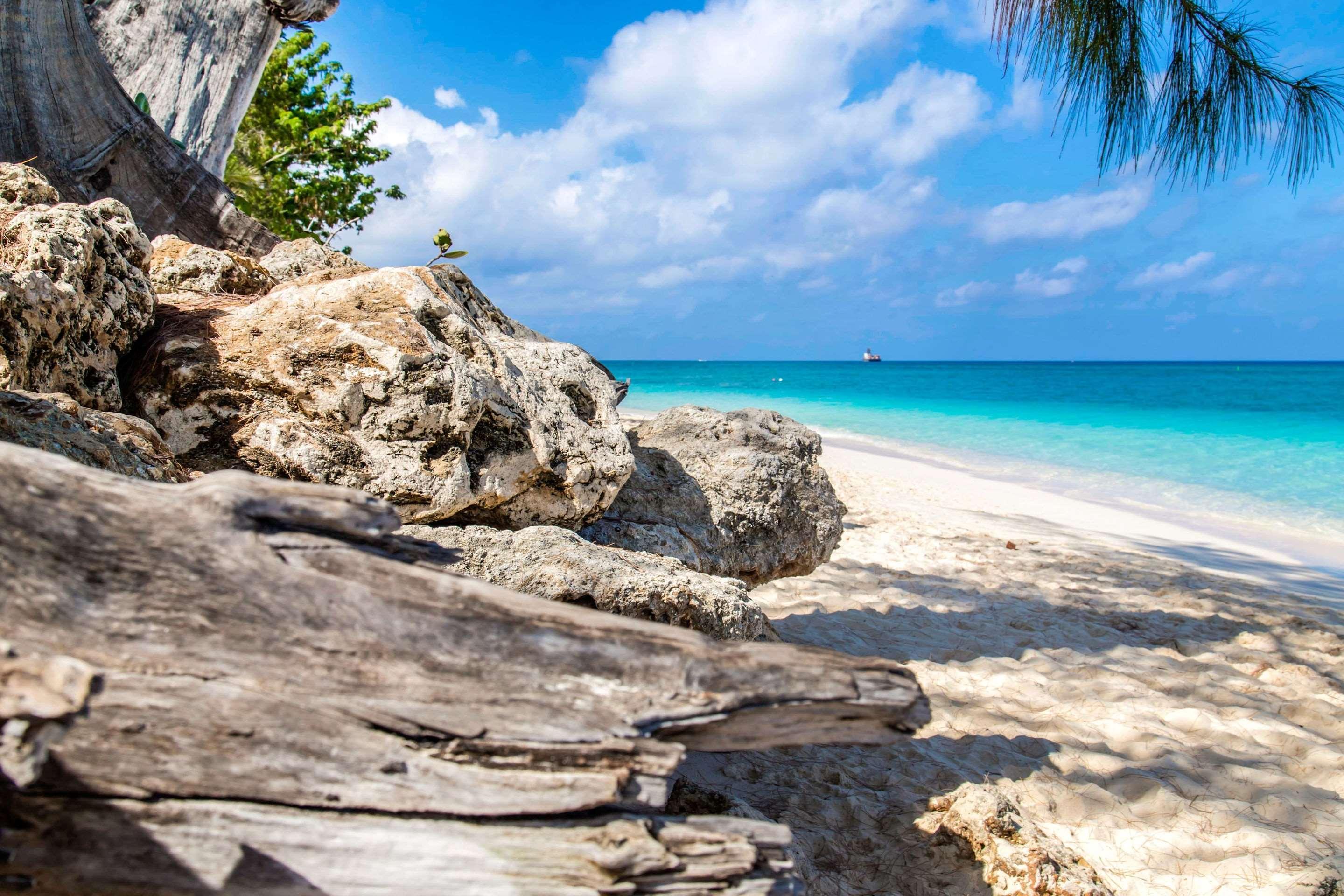 Hampton By Hilton Grand Cayman Seven Mile Beach Джордж Таун Екстериор снимка