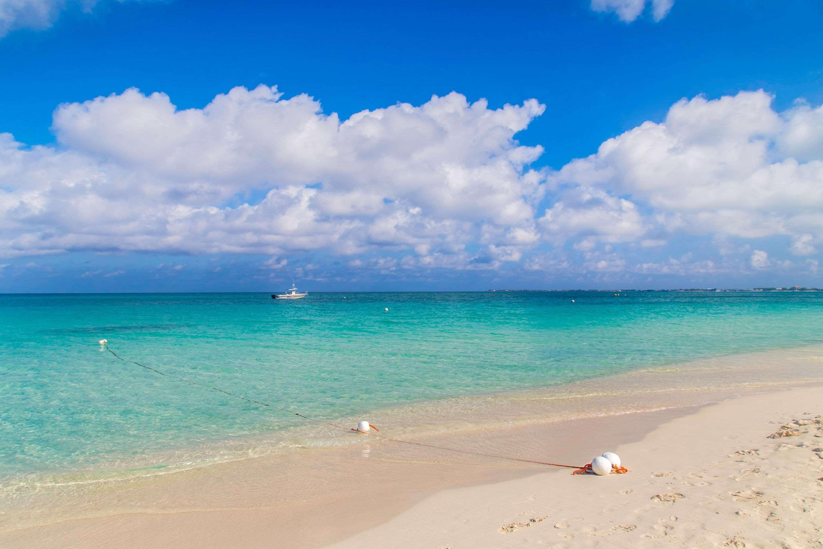 Hampton By Hilton Grand Cayman Seven Mile Beach Джордж Таун Екстериор снимка