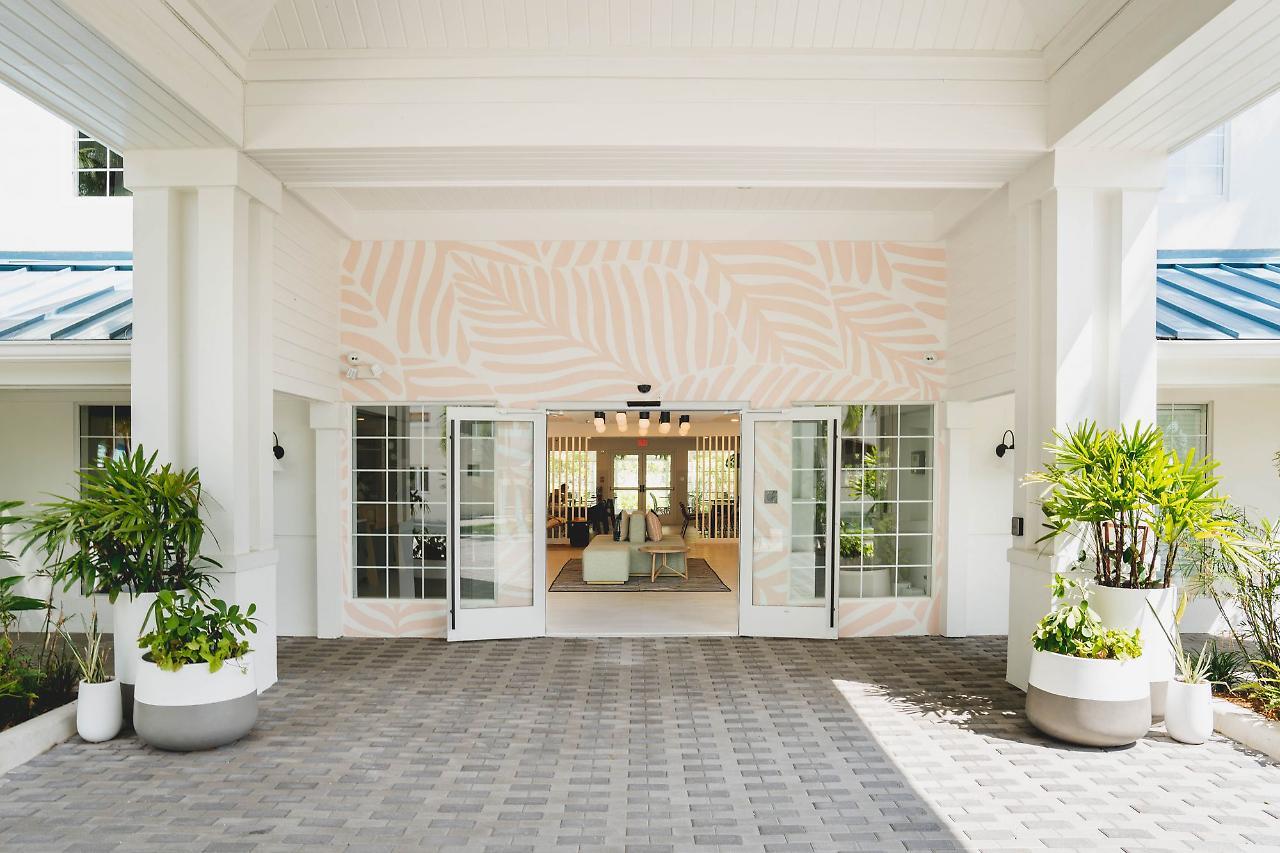 Hampton By Hilton Grand Cayman Seven Mile Beach Джордж Таун Екстериор снимка