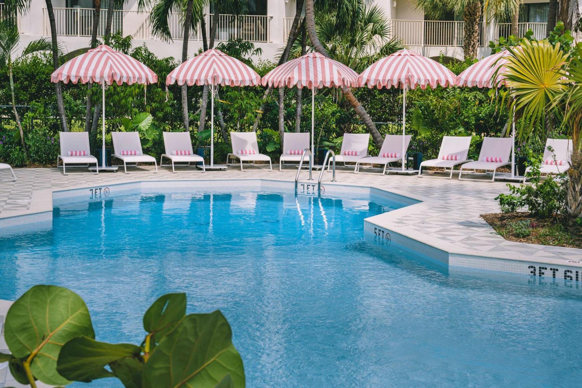 Hampton By Hilton Grand Cayman Seven Mile Beach Джордж Таун Екстериор снимка