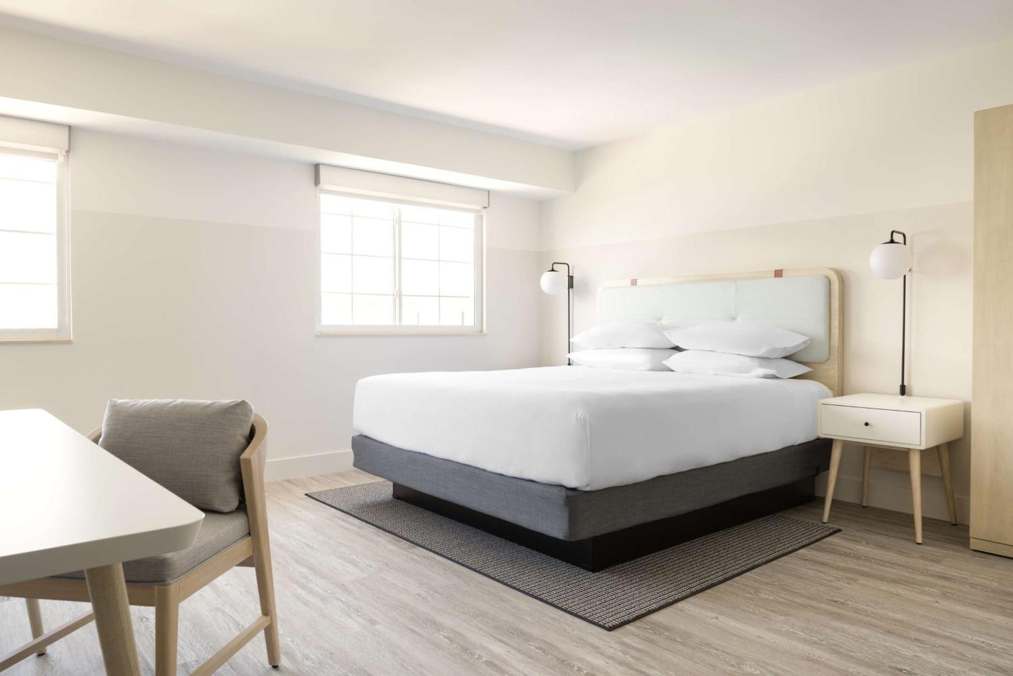 Hampton By Hilton Grand Cayman Seven Mile Beach Джордж Таун Екстериор снимка