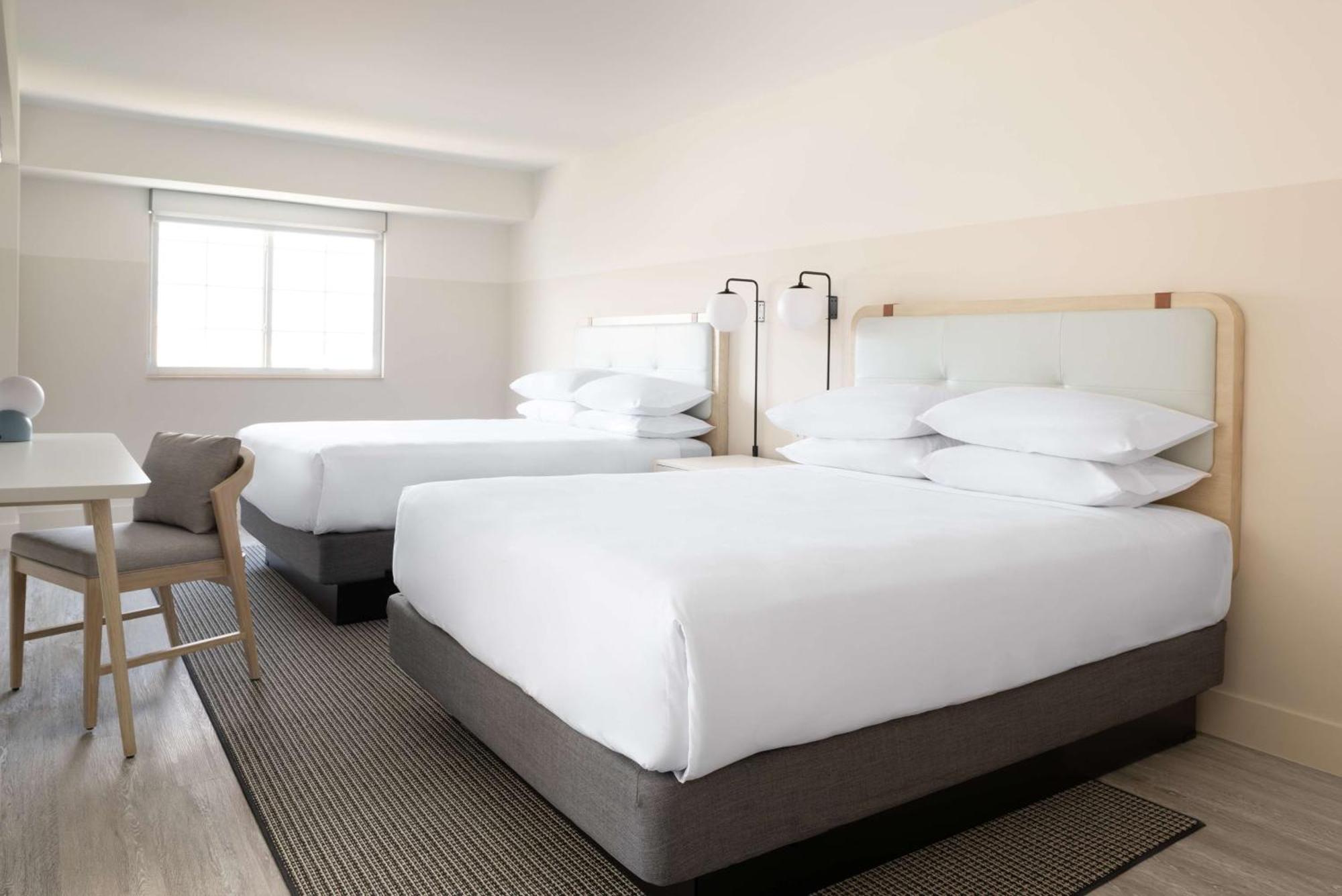 Hampton By Hilton Grand Cayman Seven Mile Beach Джордж Таун Екстериор снимка
