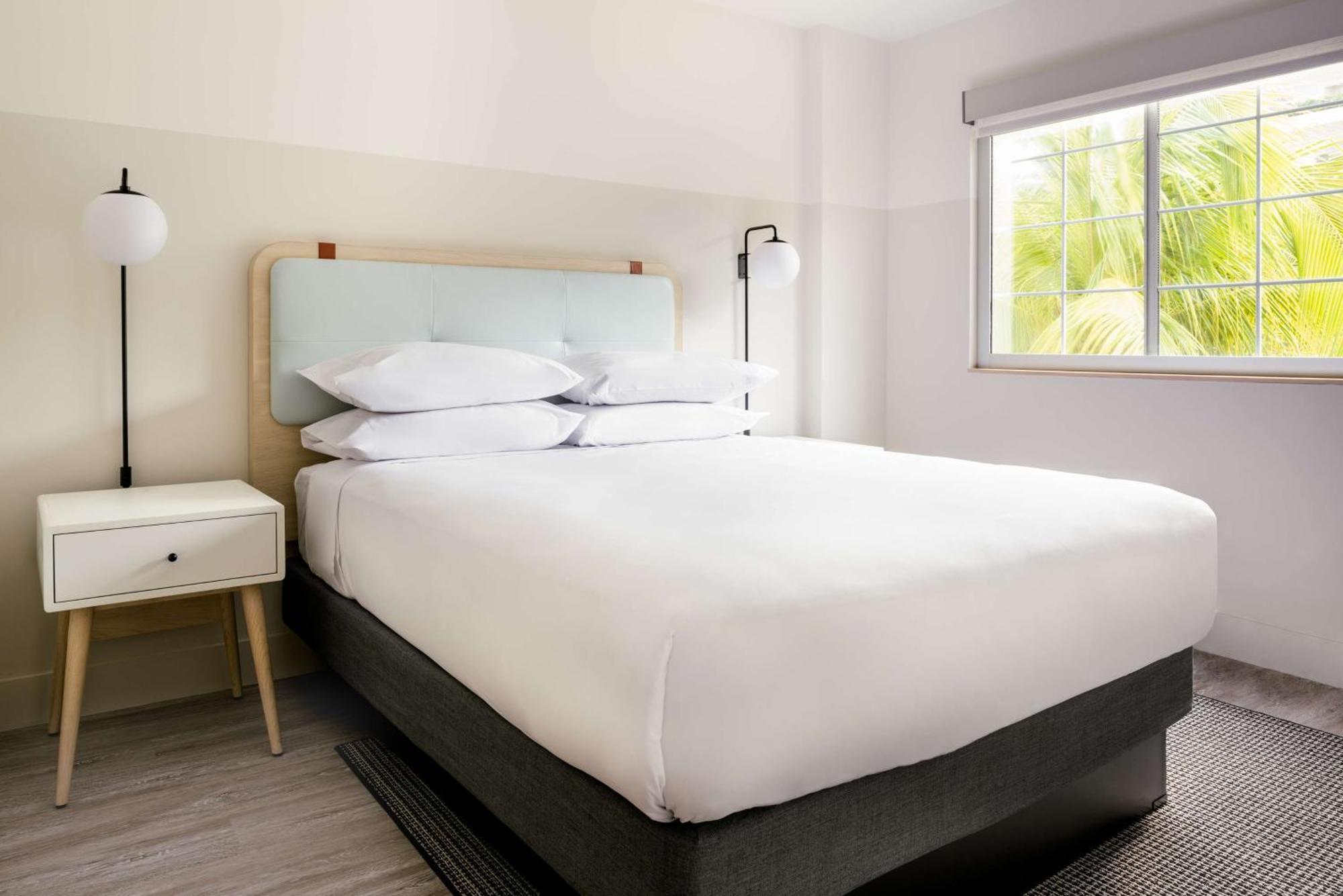 Hampton By Hilton Grand Cayman Seven Mile Beach Джордж Таун Екстериор снимка