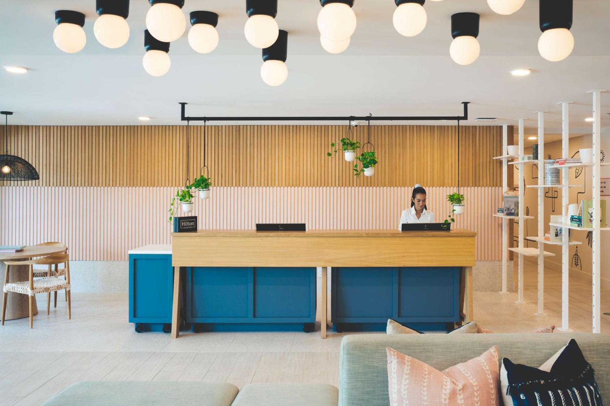 Hampton By Hilton Grand Cayman Seven Mile Beach Джордж Таун Екстериор снимка