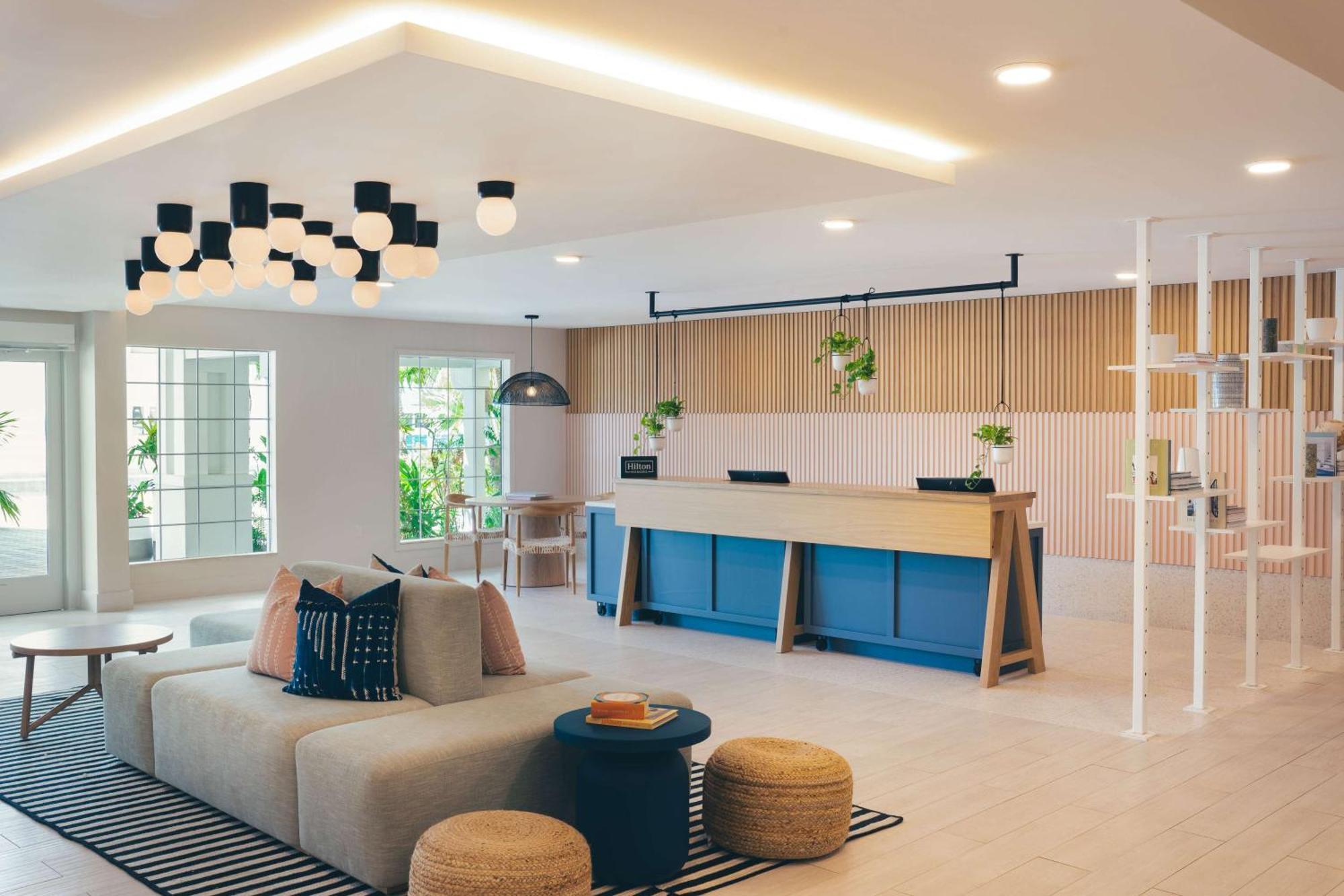 Hampton By Hilton Grand Cayman Seven Mile Beach Джордж Таун Екстериор снимка